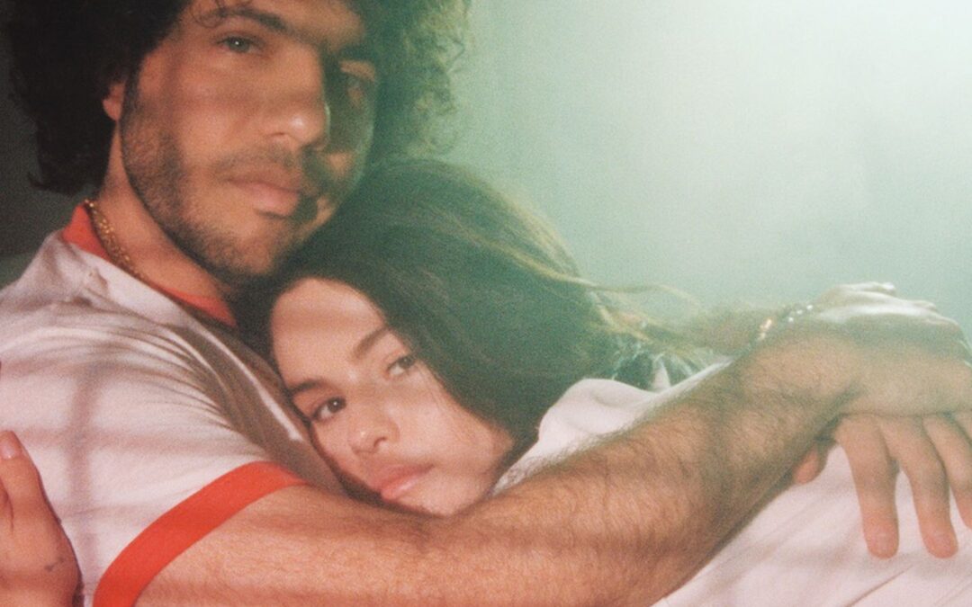 SELENA GOMEZ & BENNY BLANCO pubblicano il nuovo brano e video “SUNSET BLVD”